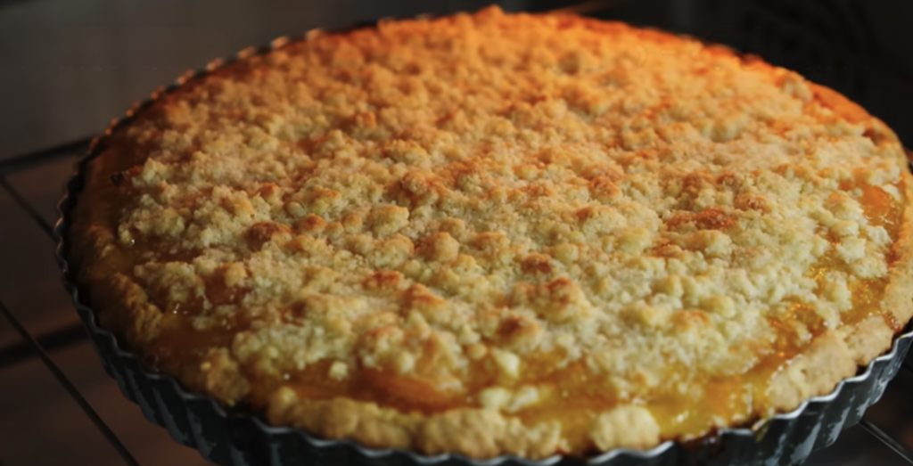 Meruňkový koláč s karamelizovanými meruňkami a máslovou drobenkou