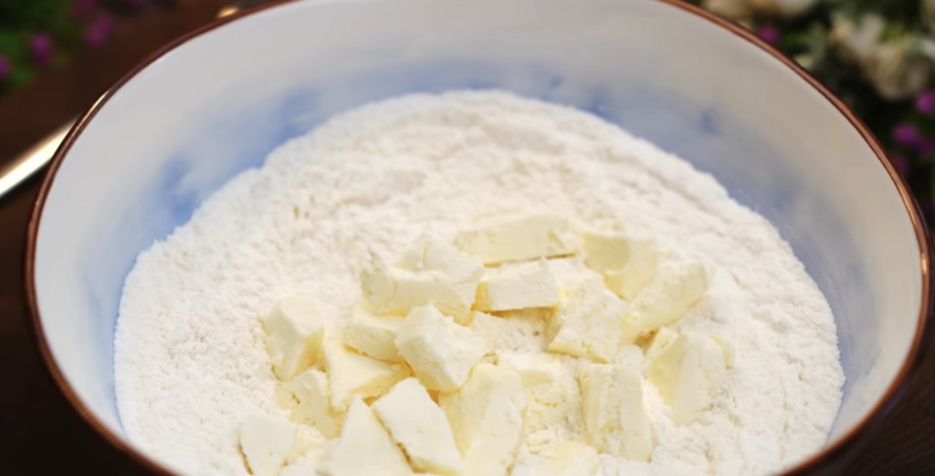 Meruňkový koláč s karamelizovanými meruňkami a máslovou drobenkou