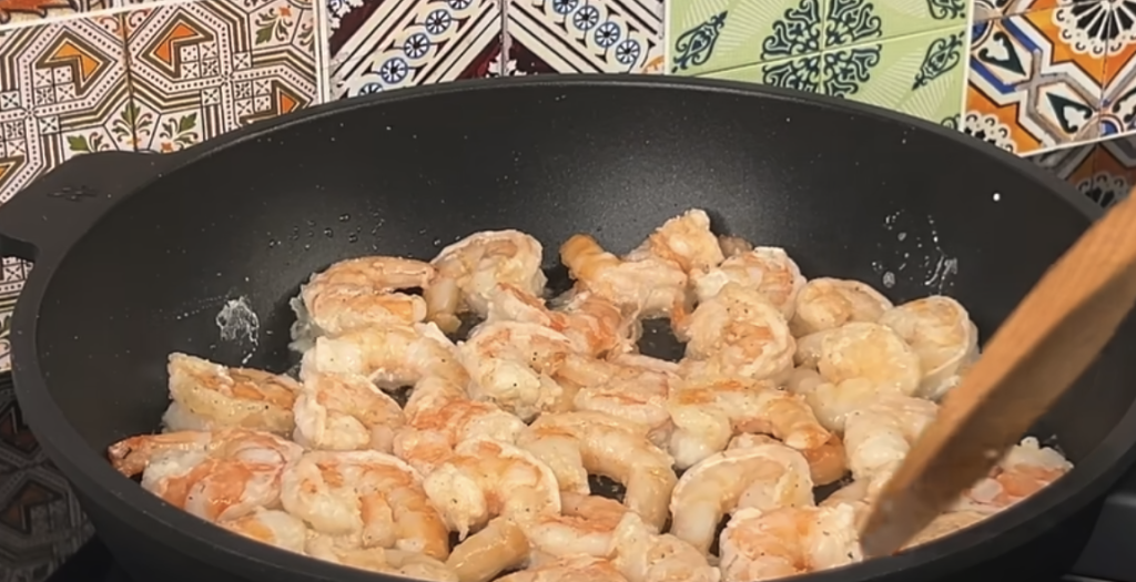 Krevety v aromatické česnekovo-zázvorové omáčce se sójovou a ústřicovou omáčkou