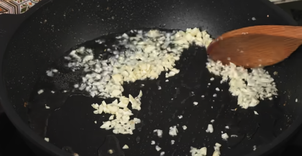 Krevety v aromatické česnekovo-zázvorové omáčce se sójovou a ústřicovou omáčkou