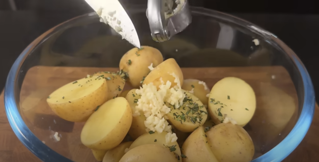 Vepřová panenka ve slanině s pečenými bramborami a jablečno-hořčicovou omáčkou