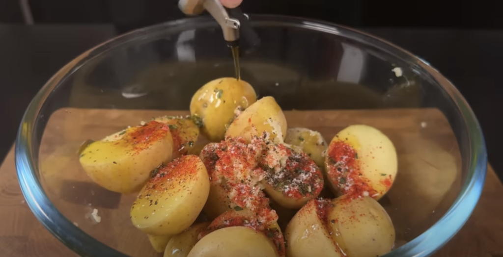 Vepřová panenka ve slanině s pečenými bramborami a jablečno-hořčicovou omáčkou