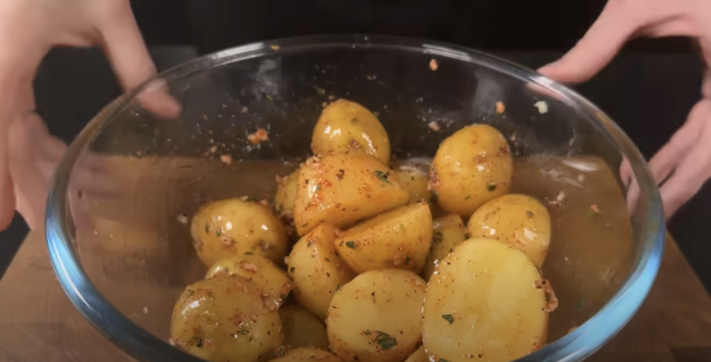 Vepřová panenka ve slanině s pečenými bramborami a jablečno-hořčicovou omáčkou