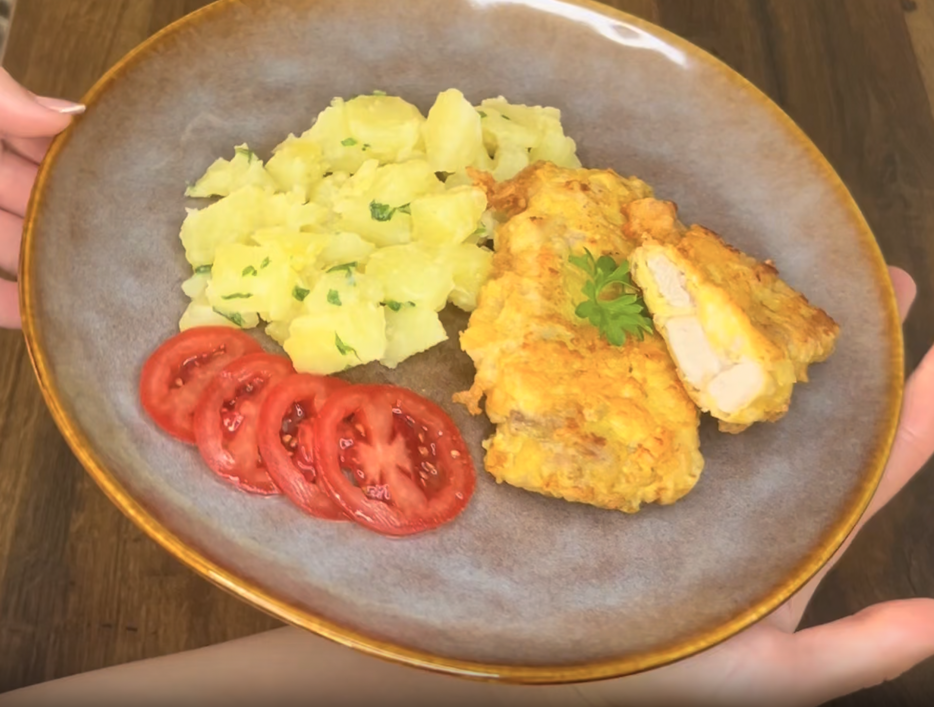 Křupavé krůtí maso v sýrovém obalu: Rychlý rodinný oběd z pánve