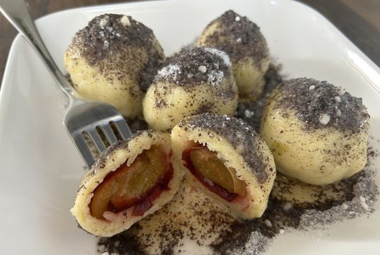 Švestkové knedlíky z bramborového těsta s mákem a máslem jako od babičky