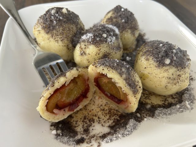 Švestkové knedlíky z bramborového těsta s mákem a máslem jako od babičky