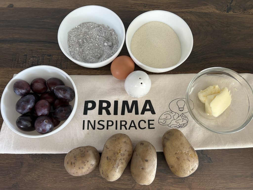 Švestkové knedlíky z bramborového těsta s mákem a máslem