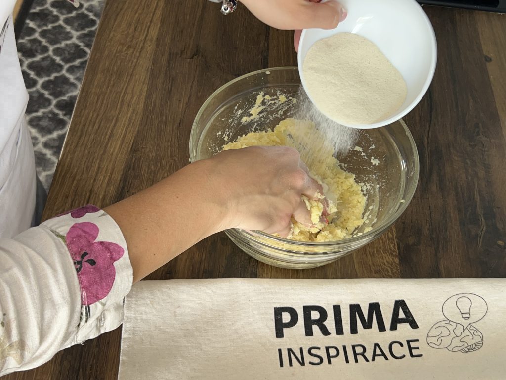 Švestkové knedlíky z bramborového těsta s mákem a máslem