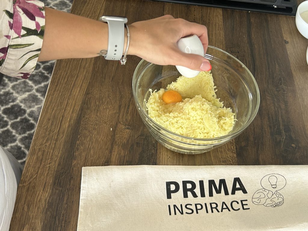 Švestkové knedlíky z bramborového těsta s mákem a máslem