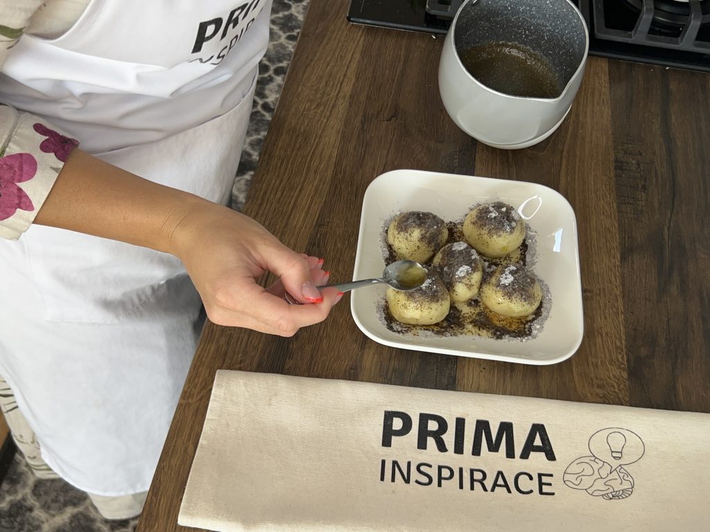 Švestkové knedlíky z bramborového těsta s mákem a máslem