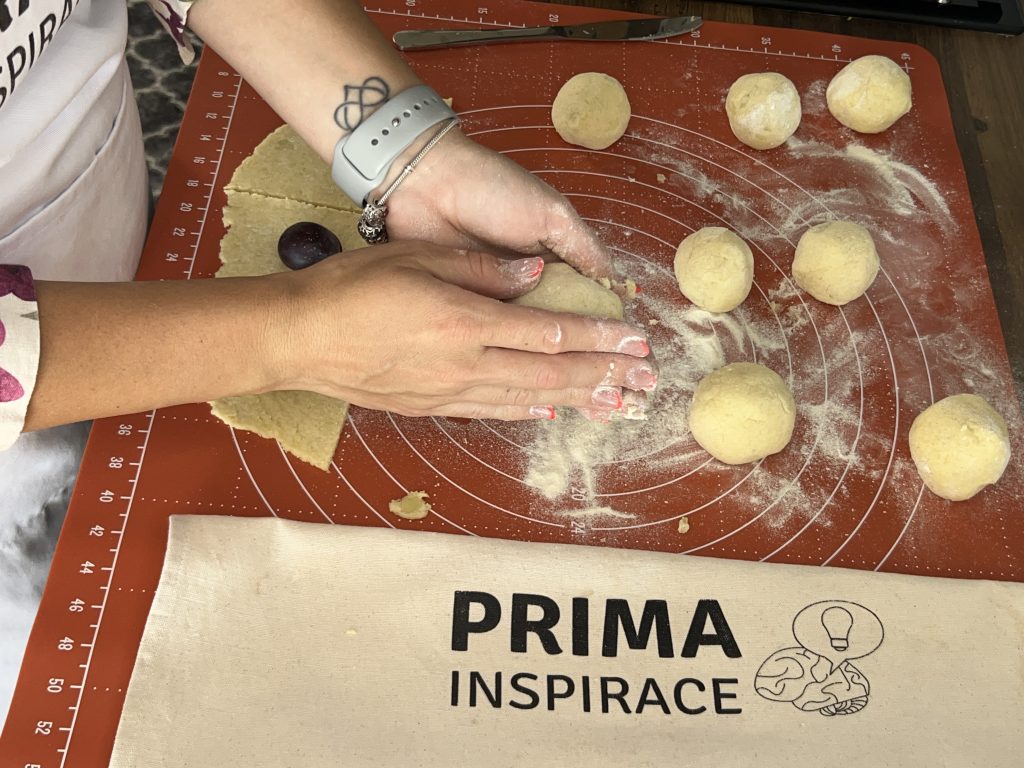 Švestkové knedlíky z bramborového těsta s mákem a máslem