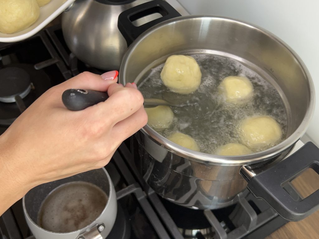 Švestkové knedlíky z bramborového těsta s mákem a máslem