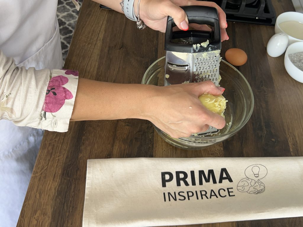 Švestkové knedlíky z bramborového těsta s mákem a máslem