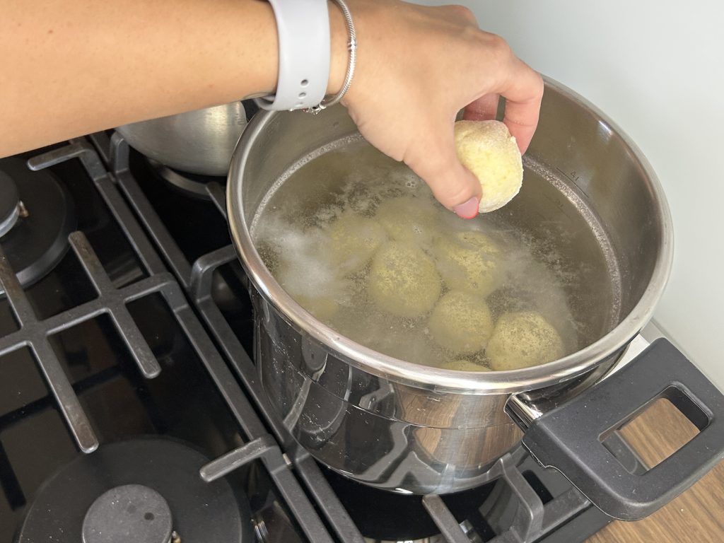 Švestkové knedlíky z bramborového těsta s mákem a máslem