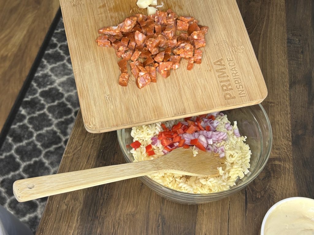 Těstovinový salát se šunkou, sýrem a neodolatelnou zálivkou