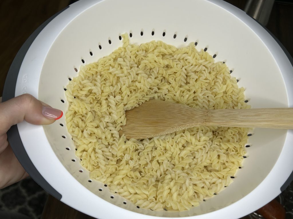 Těstovinový salát se šunkou, sýrem a neodolatelnou zálivkou