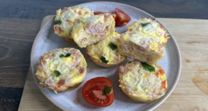 Tortilla muffiny s vajíčkem, šunkou a sýrem Tortilla muffiny s vajíčkem, šunkou a sýrem