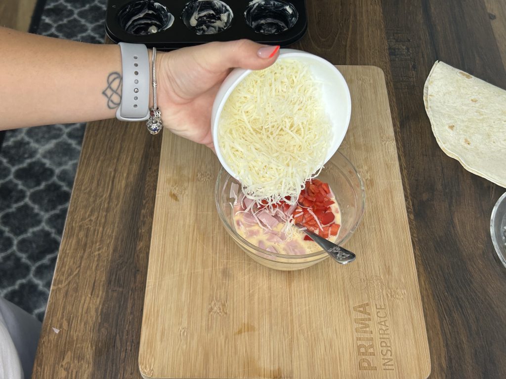 Tortilla muffiny s vajíčkem, šunkou a sýrem
