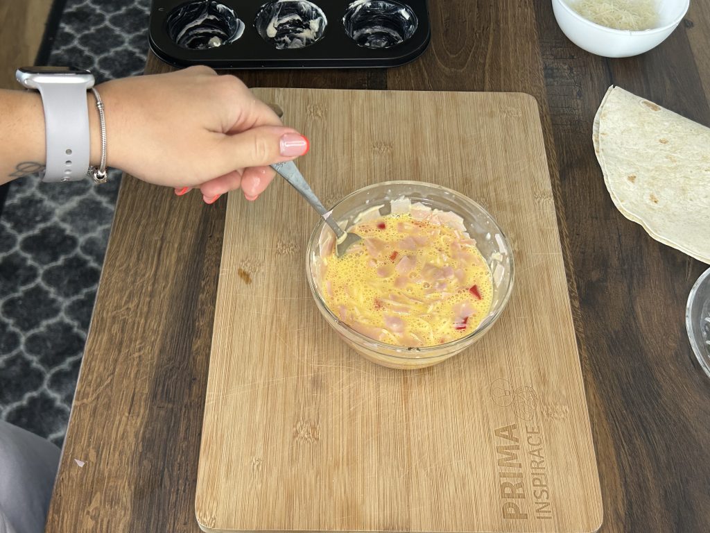 Tortilla muffiny s vajíčkem, šunkou a sýrem