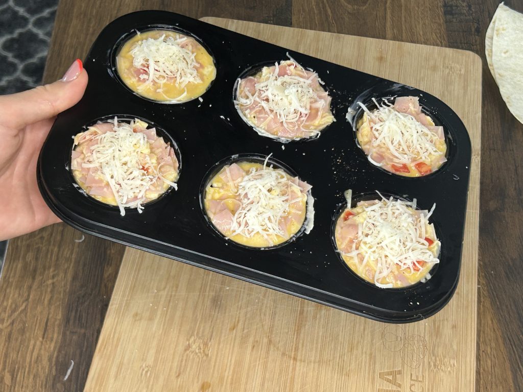 Tortilla muffiny s vajíčkem, šunkou a sýrem