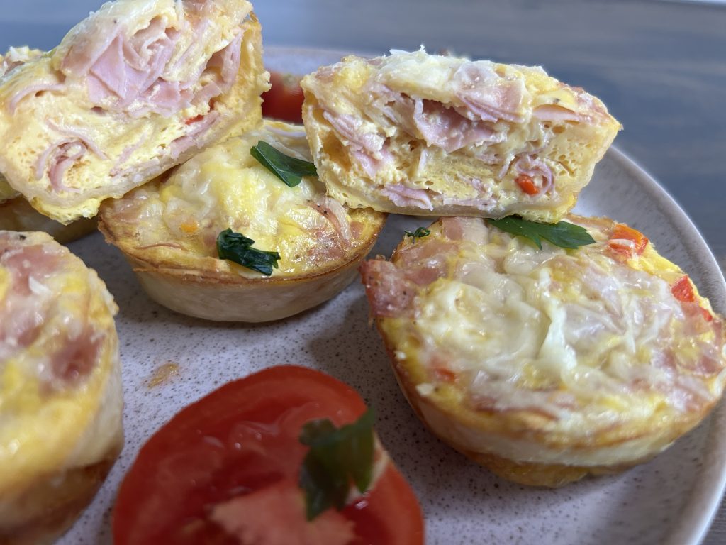 Tortilla muffiny s vajíčkem, šunkou a sýrem