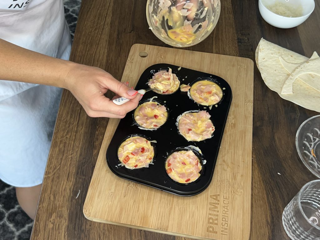 Tortilla muffiny s vajíčkem, šunkou a sýrem