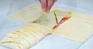 Nevíte co s listovým těstem? Připravte si tento klasický slaný štrůdl s šunkou, sýrem a okurkou!