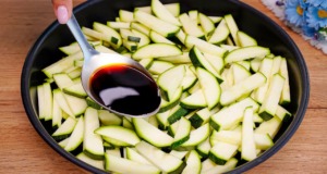 Restovaná cuketa se sezamem a koprem – zdravý a rychlý recept s jogurtovo-česnekovou omáčkou Restovaná cuketa se sezamem a koprem s jogurtovo-česnekovou omáčkou