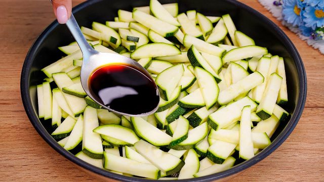 Restovaná cuketa se sezamem a koprem s jogurtovo-česnekovou omáčkou