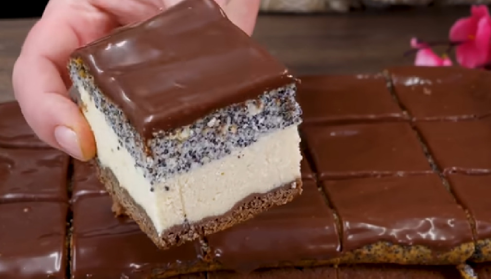 Cheesecake cu mac și ciocolată: un desert cu trei straturi pe care îl vei adora