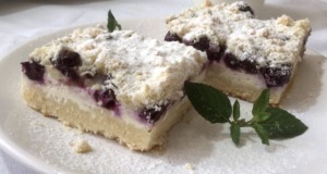 Drobenkový koláč s tvarohem a borůvkami: Recept na vláčný a krémový dezert ke kávě Borůvkový koláč