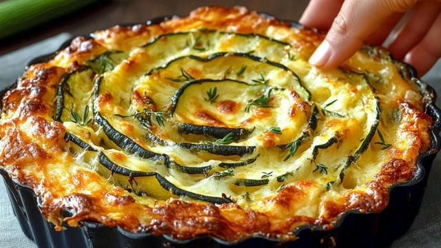 Cuketová spirála z filo těsta s mozzarellou – snadný a efektní slaný koláč