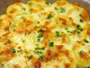 Zapečené brambory se šunkou, mozzarellou a parmazánem – teplá lahůdka, která potěší na první sousto