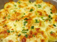 Zapečené brambory se šunkou, mozzarellou a parmazánem – teplá lahůdka, která potěší na první sousto