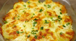 Zapečené brambory se šunkou a sýrem – rychlý recept na oběd do trouby Zapečené brambory se šunkou, mozzarellou a parmazánem – teplá lahůdka, která potěší na první sousto