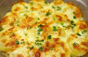 Zapečené brambory se šunkou, mozzarellou a parmazánem – teplá lahůdka, která potěší na první sousto