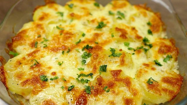 Zapečené brambory se šunkou, mozzarellou a parmazánem – teplá lahůdka, která potěší na první sousto