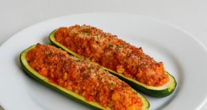 Zapečená cuketa s kuskusem, zeleninou a sýrem – lehký a chutný oběd Zapečená cuketa s kuskusem, zeleninou a sýrem – lehký a chutný oběd