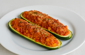 Zapečená cuketa s kuskusem, zeleninou a sýrem – lehký a chutný oběd Zapečená cuketa s kuskusem, zeleninou a sýrem – lehký a chutný oběd