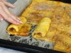 Jablečné roládky se skořicí – snadný koláč z plechu, který chutná jako palačinky