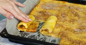 Jablečné roládky se skořicí: rychlý koláč z plechu, který křupe a voní podzimem Jablečné roládky se skořicí – snadný koláč z plechu, který chutná jako palačinky