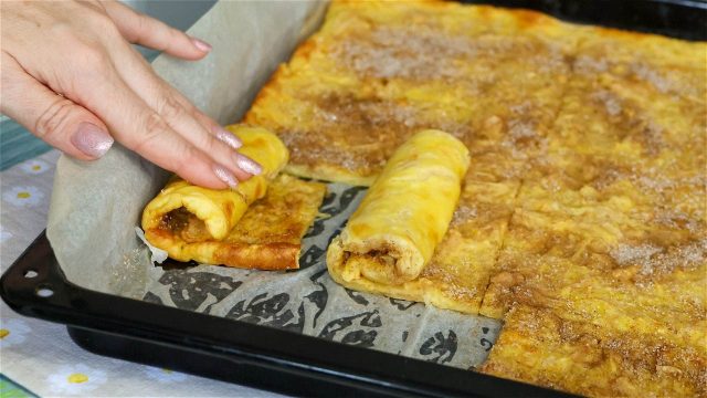 Jablečné roládky se skořicí – snadný koláč z plechu, který chutná jako palačinky