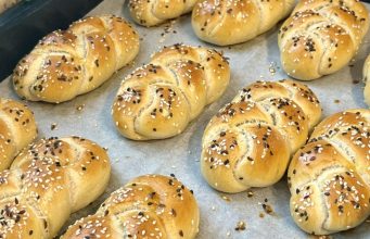 Domácí houstičky jako z pekárny: Křupavé na povrchu, nadýchané uvnitř a hotové bez stresu Domácí housky se sodovkou – nadýchané jako obláček i druhý den