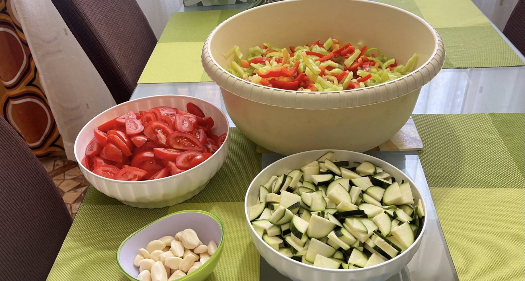 Nakrájená zelenina připravená na domácí lečo – paprika, rajčata, česnek a cuketa
