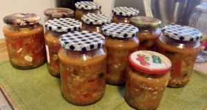 Domácí lečo jako od babičky: Jednoduchý recept na zavařování Sklenice s domácím lečem připravené na uskladnění