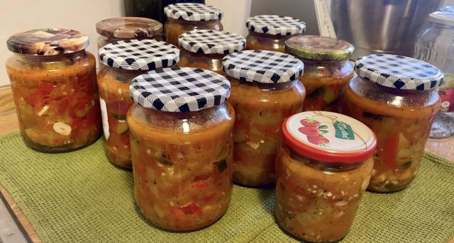 Sklenice s domácím lečem připravené na uskladnění