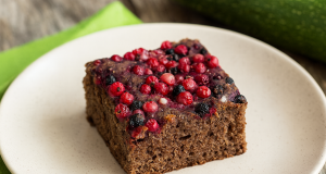 Šťavnatý bezlepkový cuketový koláč s kakaem a rybízem Šťavnatý bezlepkový cuketový koláč s kakaem a rybízem