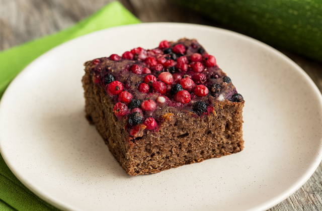 Šťavnatý bezlepkový cuketový koláč s kakaem a rybízem Šťavnatý bezlepkový cuketový koláč s kakaem a rybízem