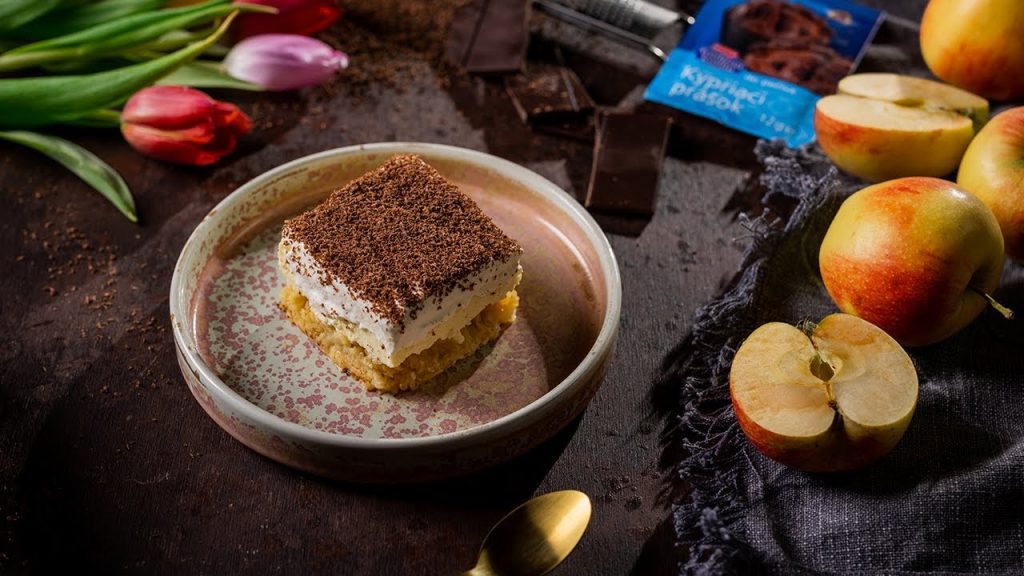 Nadýchaný jablečný krémeš s krémovou, šlehačkovou a čokoládovou vrstvou