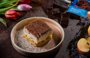 Jablečný krémeš s pudinkovým krémem, šlehačkou a čokoládou Nadýchaný jablečný krémeš s krémovou, šlehačkovou a čokoládovou vrstvou